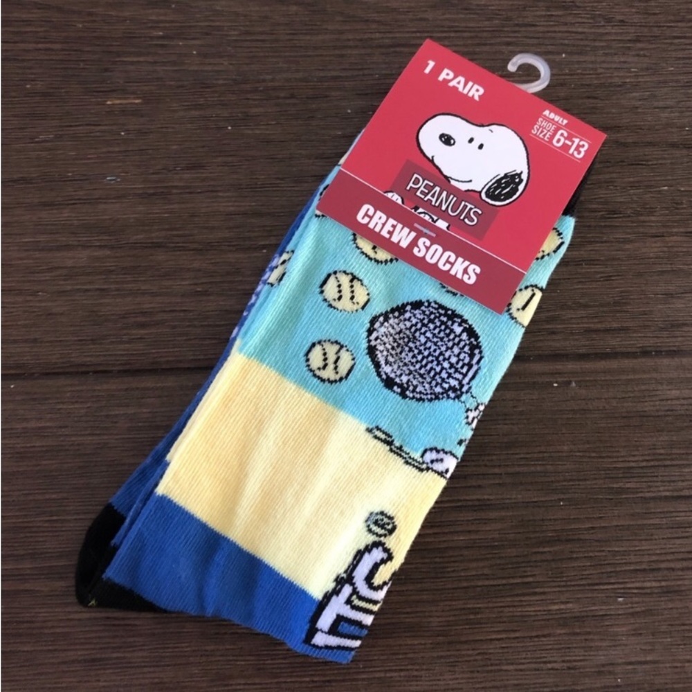Peanuts: Snoopy playing tennis men’s crew socks size 6-13